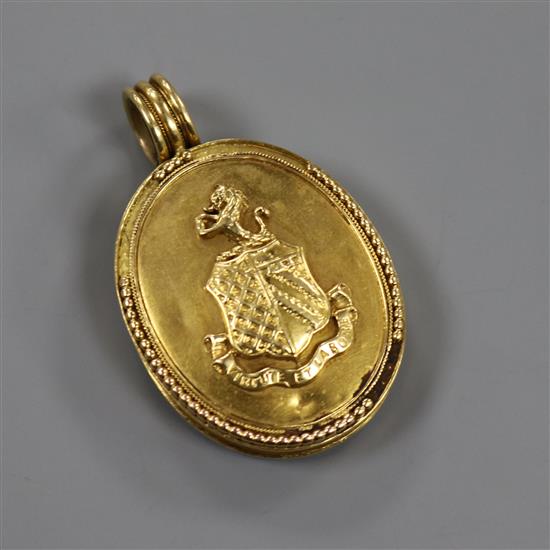 A yellow metal oval enclosed locket, late 19th/early 20th century, L 4.5cm (inc suspension loop)